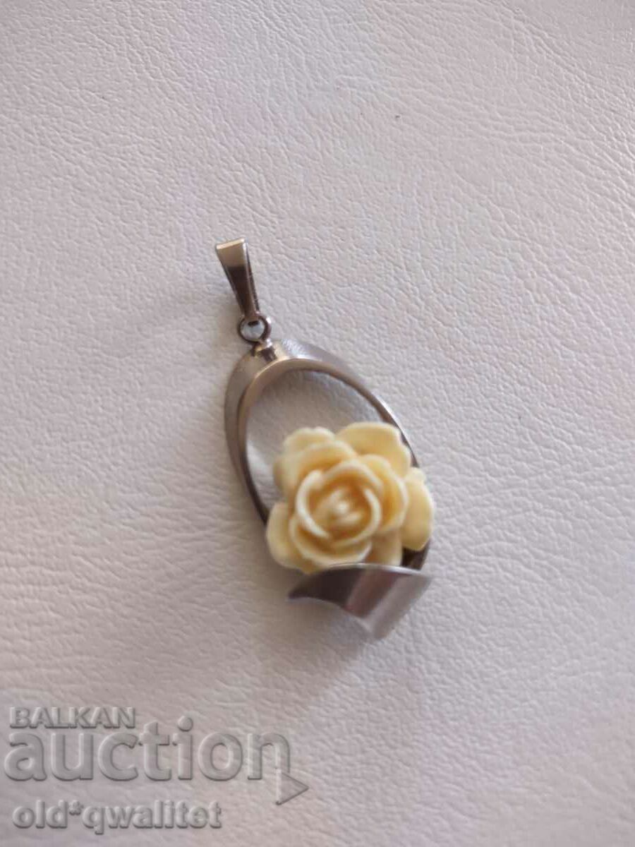 Δημοπρασία Παλιό μενταγιόν, με λουλούδι Δημοπρασία Παλιό μενταγιόν, με λουλούδι