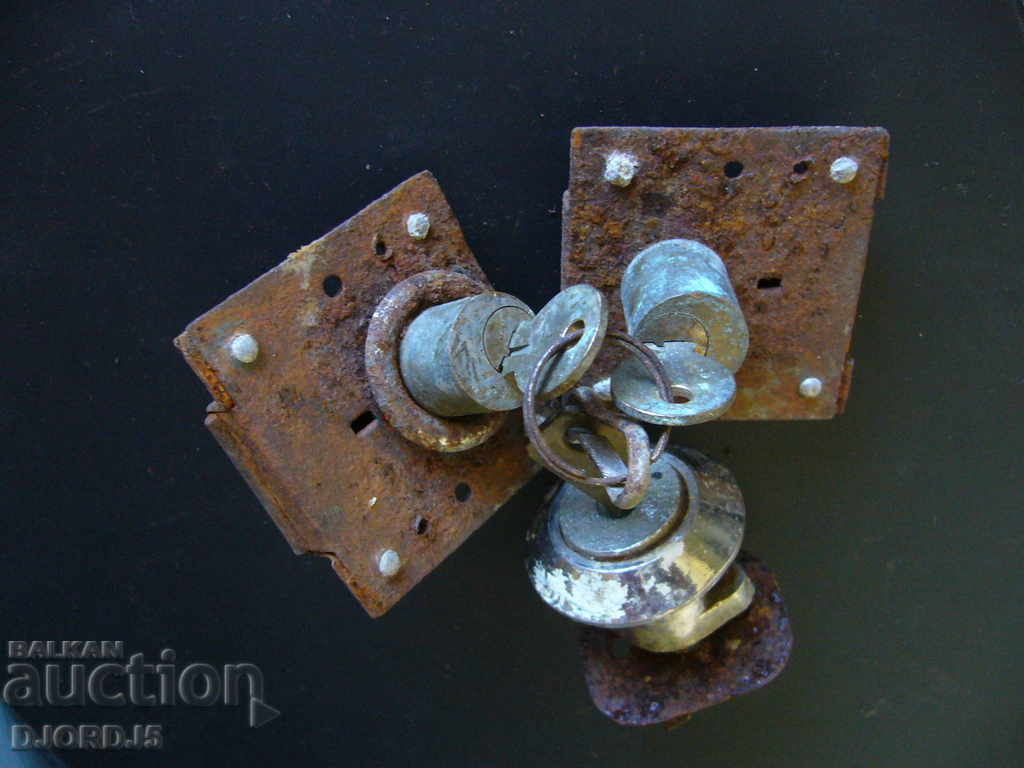 Lot of three old key locks with price 8.00 BGN | € 4.09 Lot of three old key locks with price 8.00 BGN | € 4.09