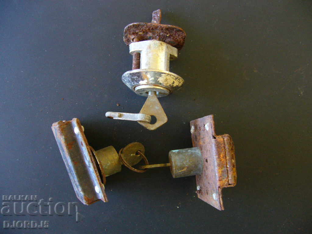 Delivery of Lot of three old key locks Delivery of Lot of three old key locks