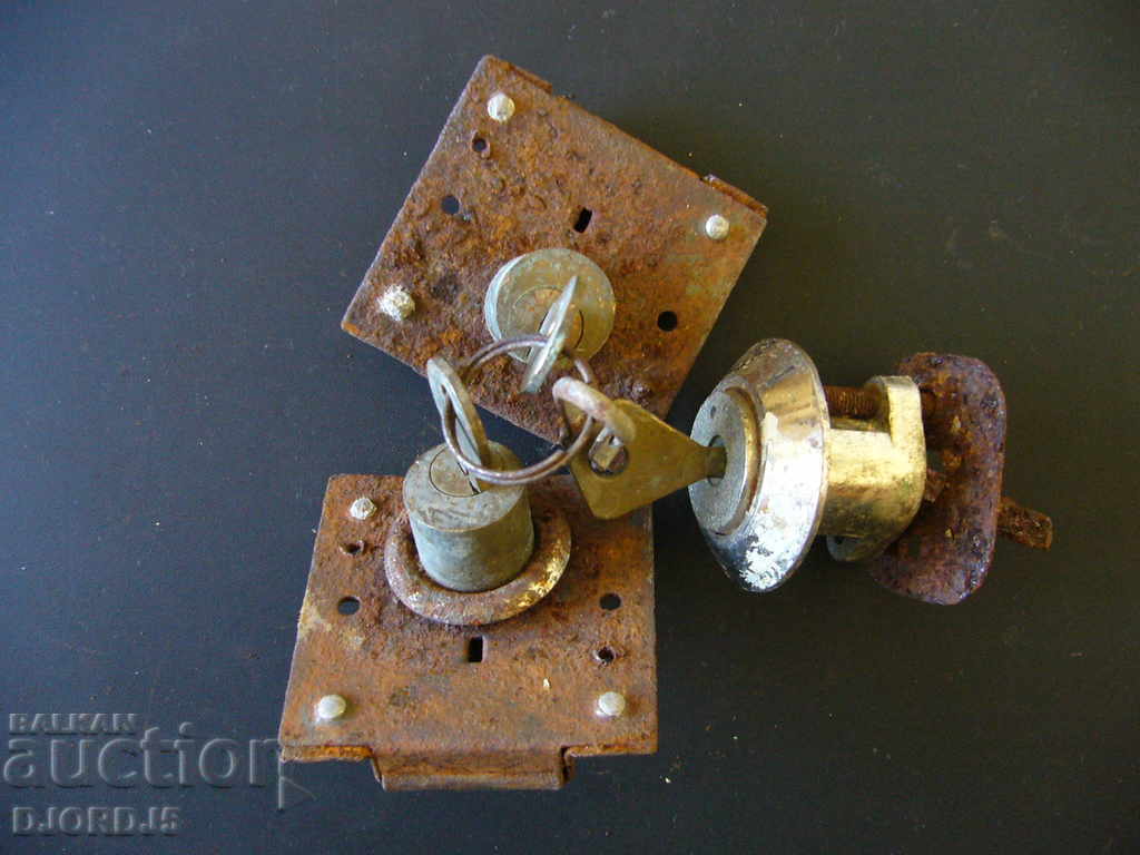 Лот от три броя стари брави с ключове