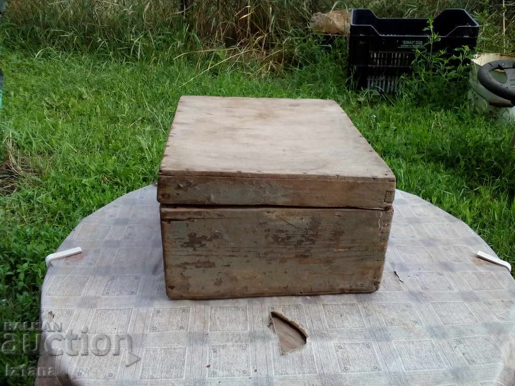 Antique wooden suitcase with price 25.00 BGN | € 12.78