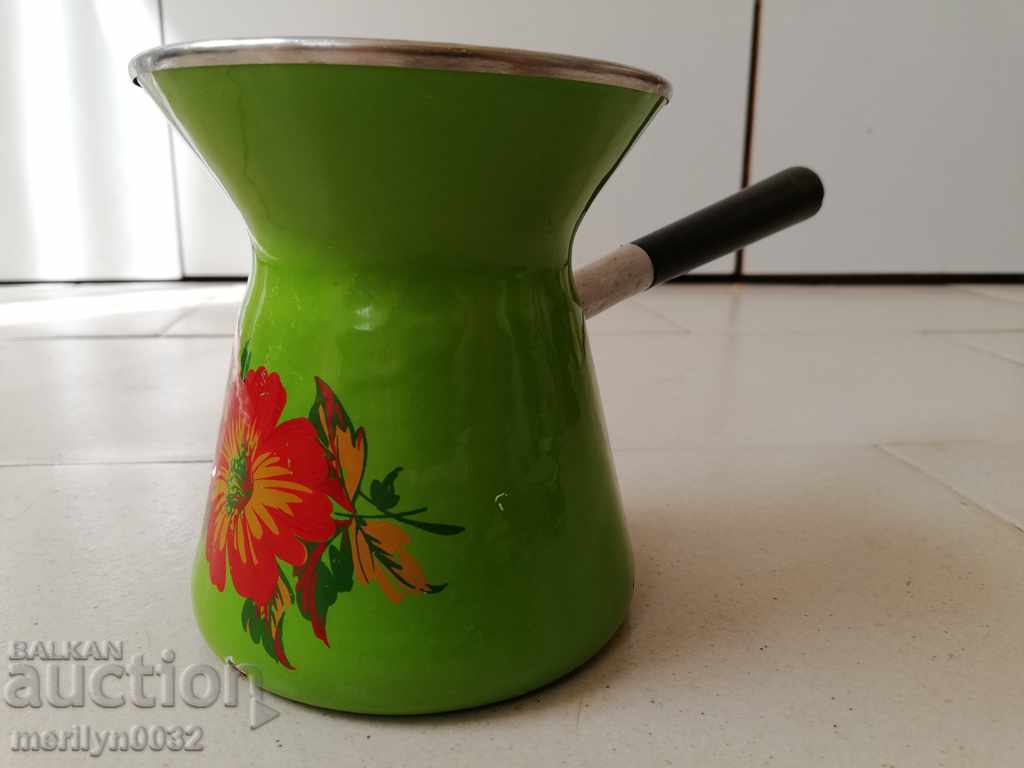 Auction  Jeze enameled pot with enamel