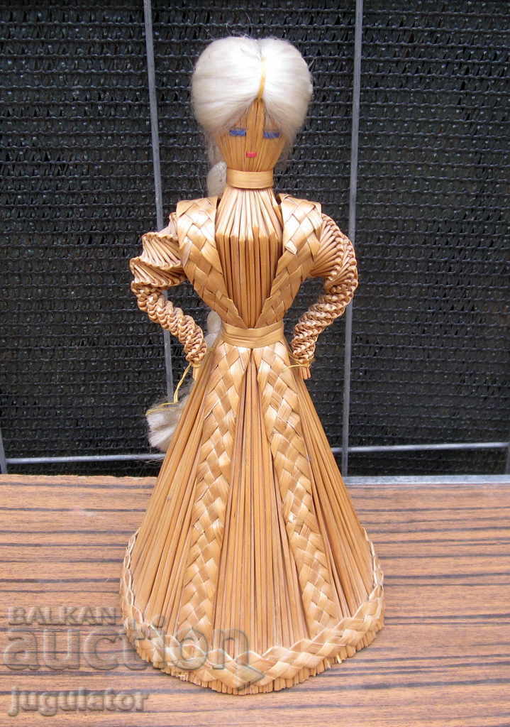 старинна Българска фолклорна сламена кукла с народна носия