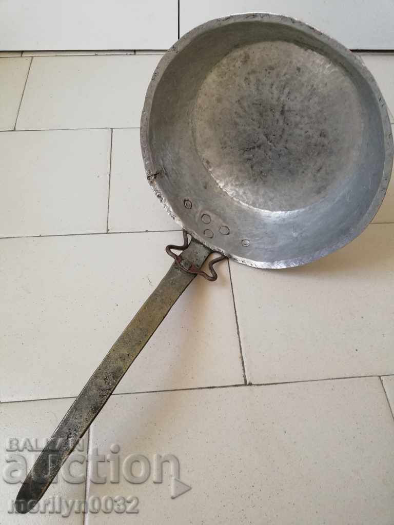 Auction An old copper pan, a baker, a tray, a copper pot Auction An old copper pan, a baker, a tray, a copper pot