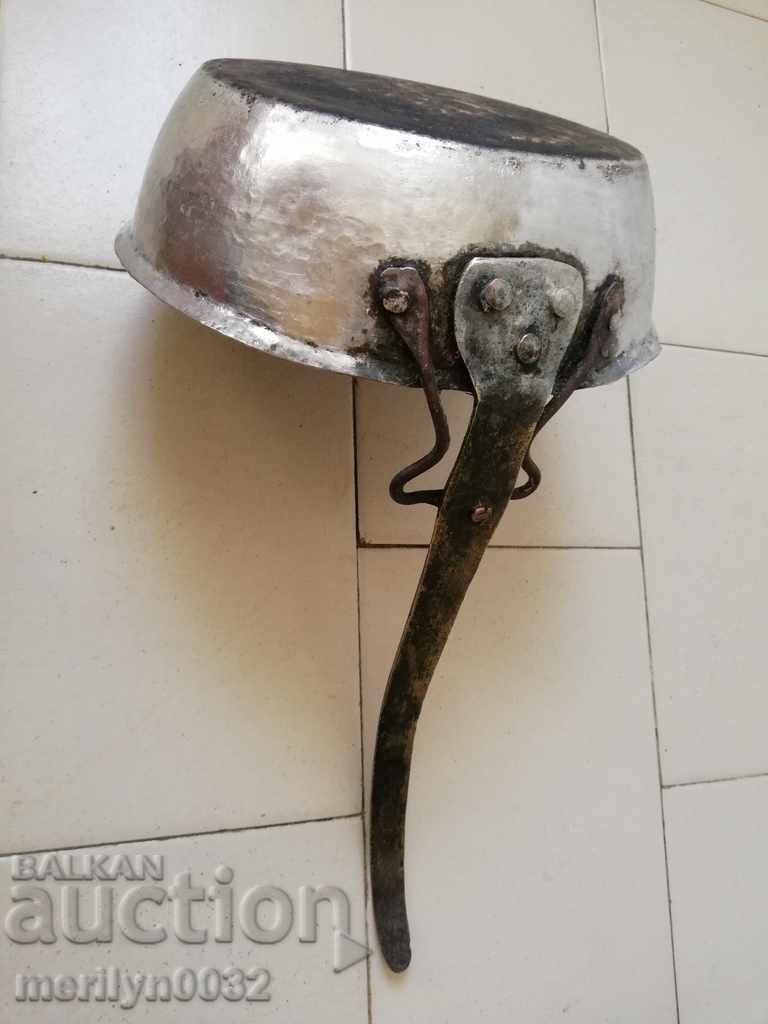 Delivery of An old copper pan, a baker, a tray, a copper pot Delivery of An old copper pan, a baker, a tray, a copper pot