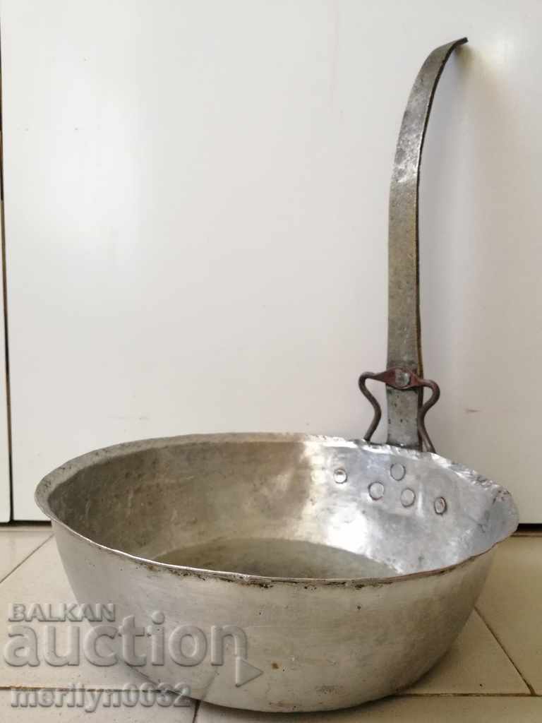 An old copper pan, a baker, a tray, a copper pot - 6 An old copper pan, a baker, a tray, a copper pot - 6