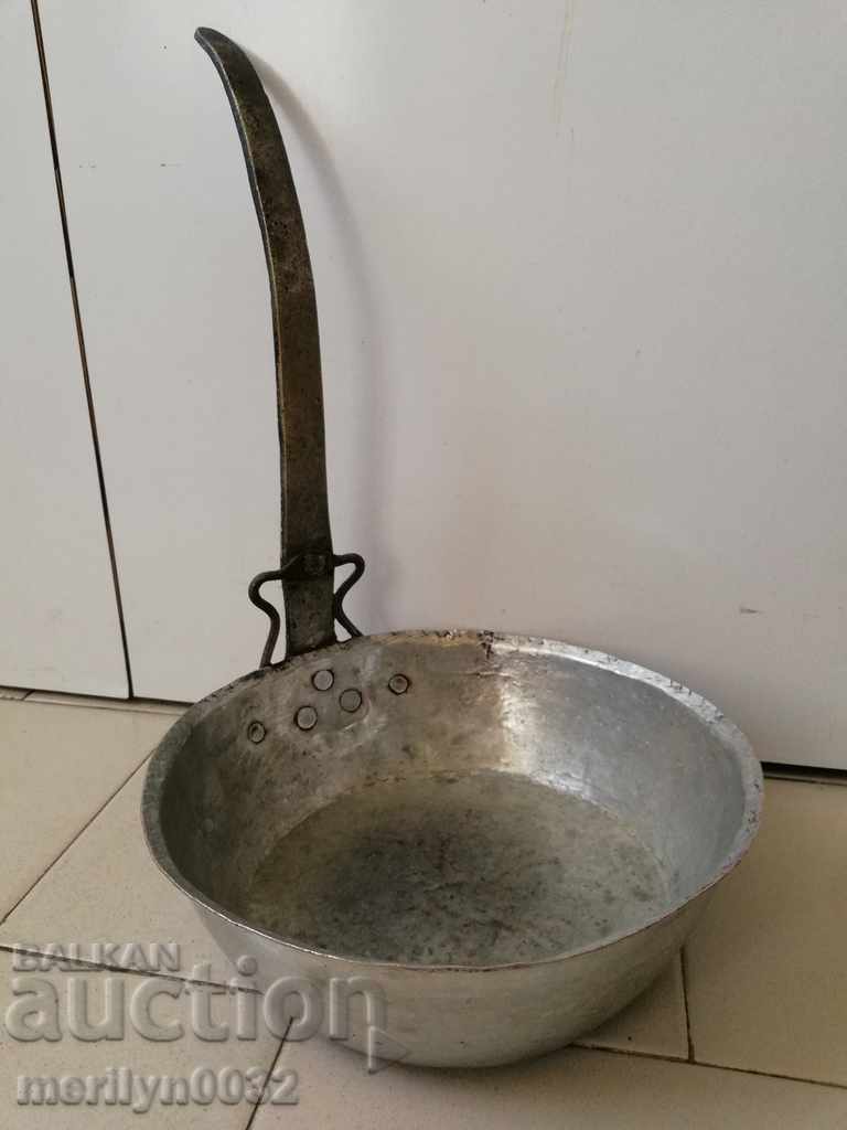 An old copper pan, a baker, a tray, a copper pot - 7 An old copper pan, a baker, a tray, a copper pot - 7