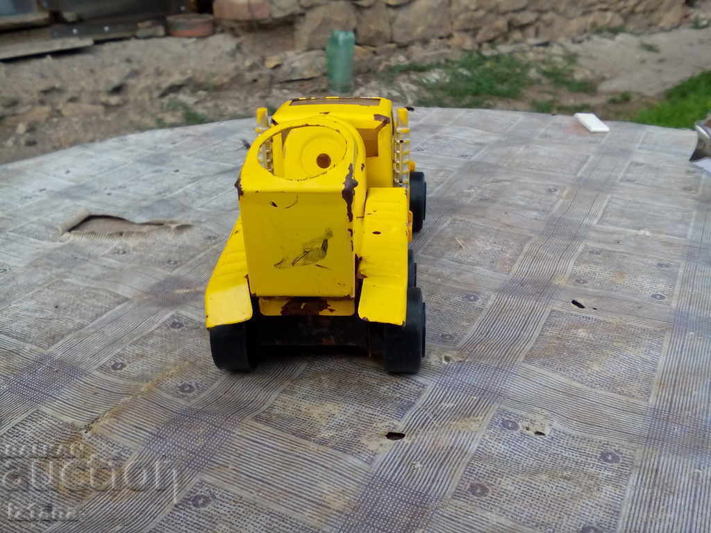 Старо метално камионче с цена 11.00 лв. | € 5.62 Старо метално камионче с цена 11.00 лв. | € 5.62