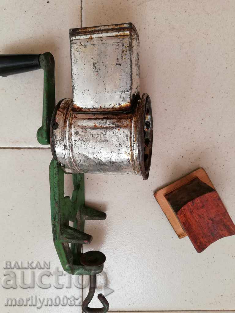 Machine for grinding fruit nuts, grinder, mill, salt with price 39.00 BGN | € 19.94 Machine for grinding fruit nuts, grinder, mill, salt with price 39.00 BGN | € 19.94