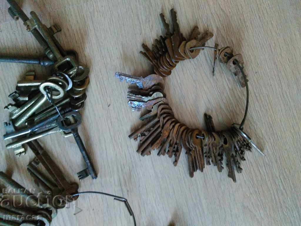 O mulțime de chei vechi cu preț € 53.69 | 105.01 BGN
