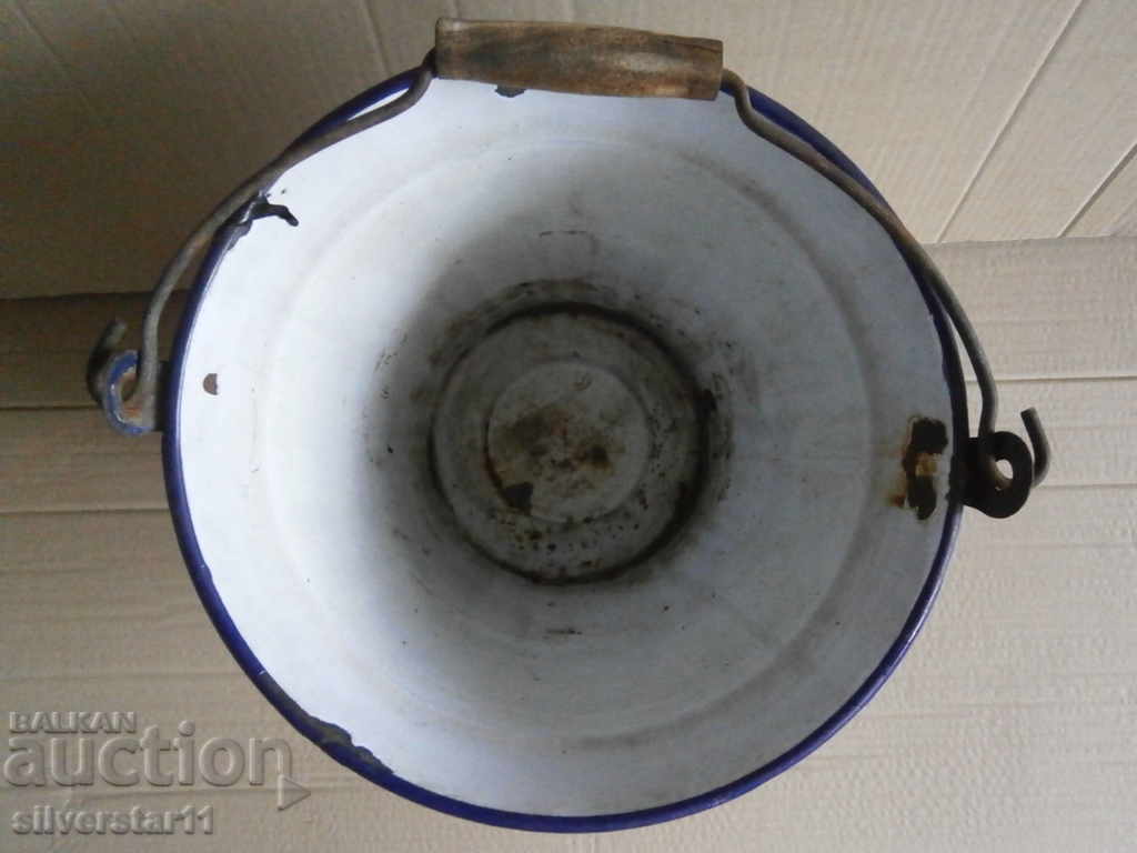 Delivery of a larger, old enameled bucket
