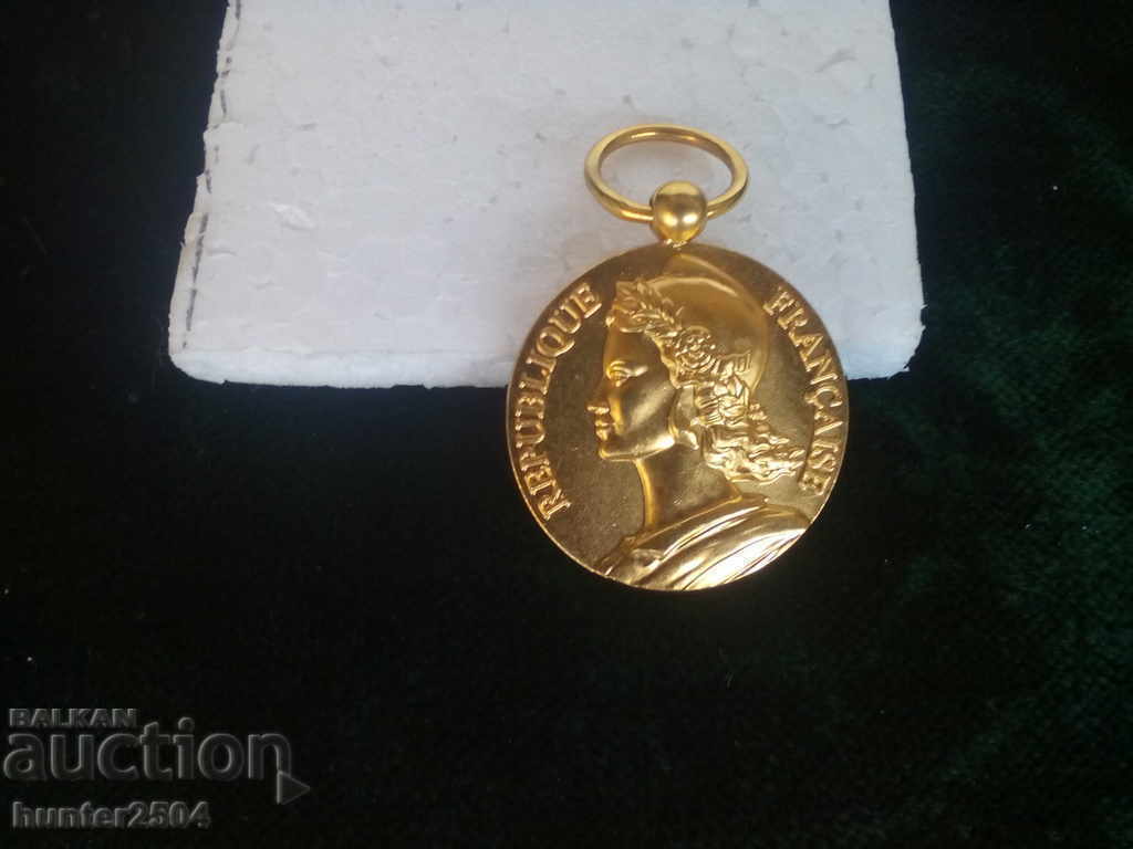 LABOR Order "HONNEUR TRAVAIL", GOLD-PLATED, diam. 28 mm., LABOR Order "HONNEUR TRAVAIL", GOLD-PLATED, diam. 28 mm.,
