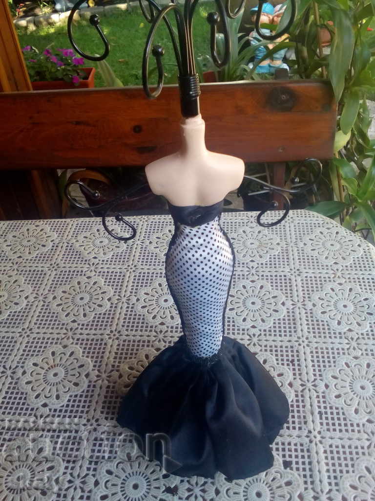 Auction  Jewelery stand.