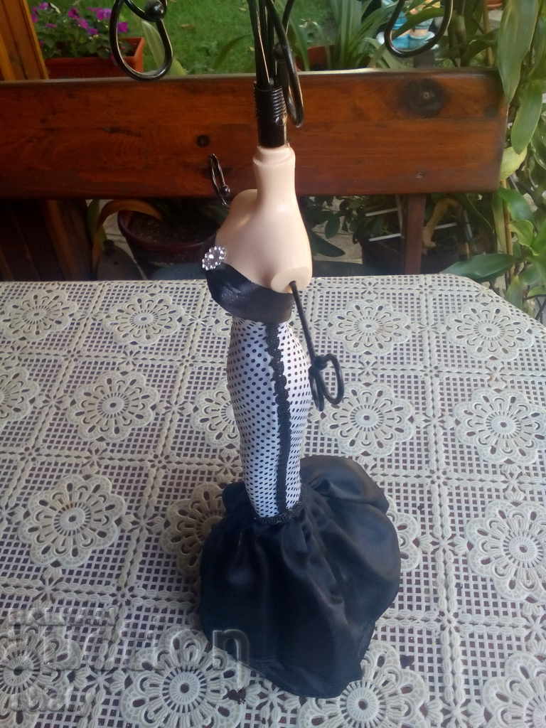 Delivery of Jewelery stand.