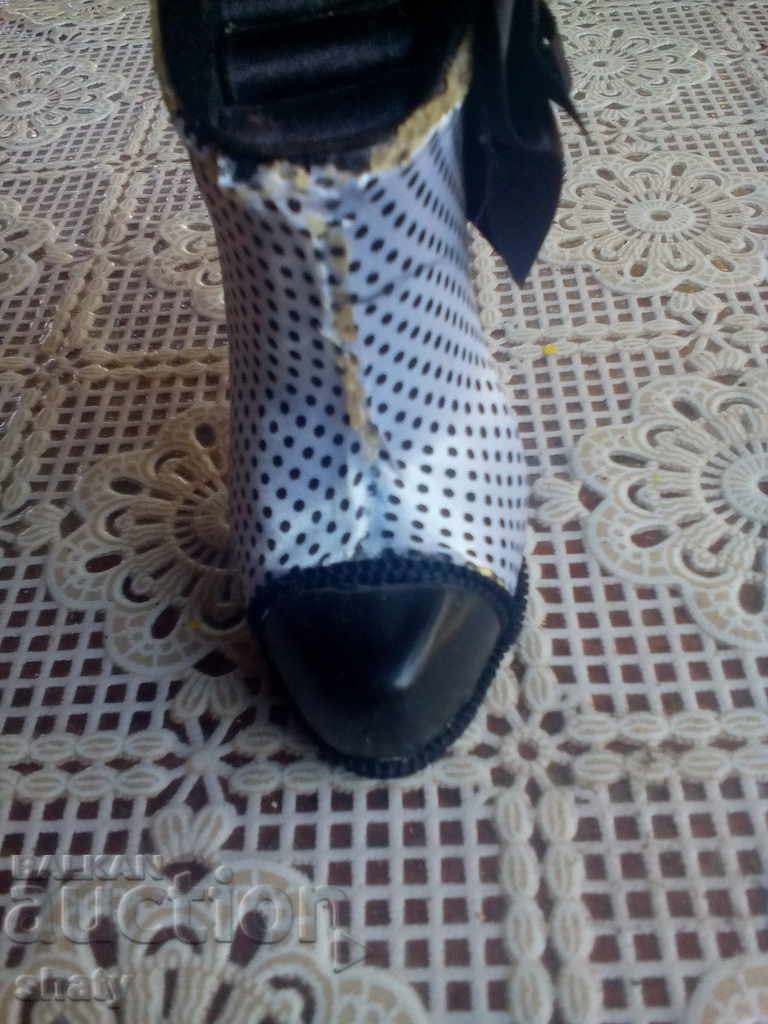 Delivery of Jewelery stand. Delivery of Jewelery stand.