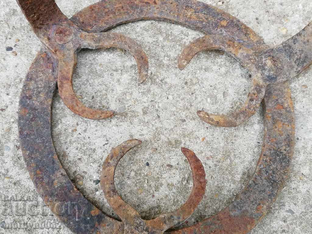 Auction Saek, pistachio, wrought iron, hearth Auction Saek, pistachio, wrought iron, hearth