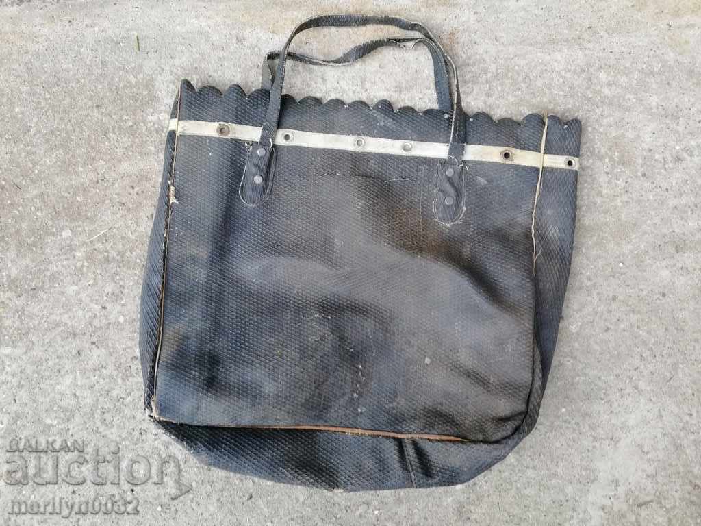 O veche sacă de cumpărături făcută dintr-un anvelopă după al doilea război mondial