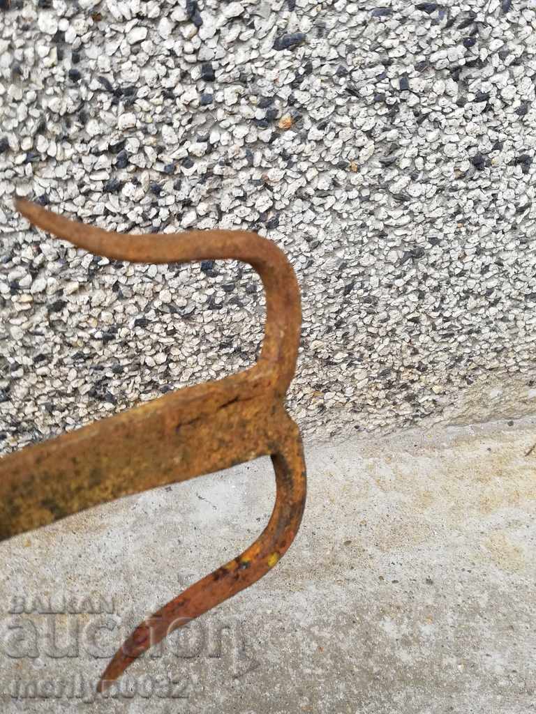 Auction Old forged skinning hook, shackle, wrought iron anchor Auction Old forged skinning hook, shackle, wrought iron anchor