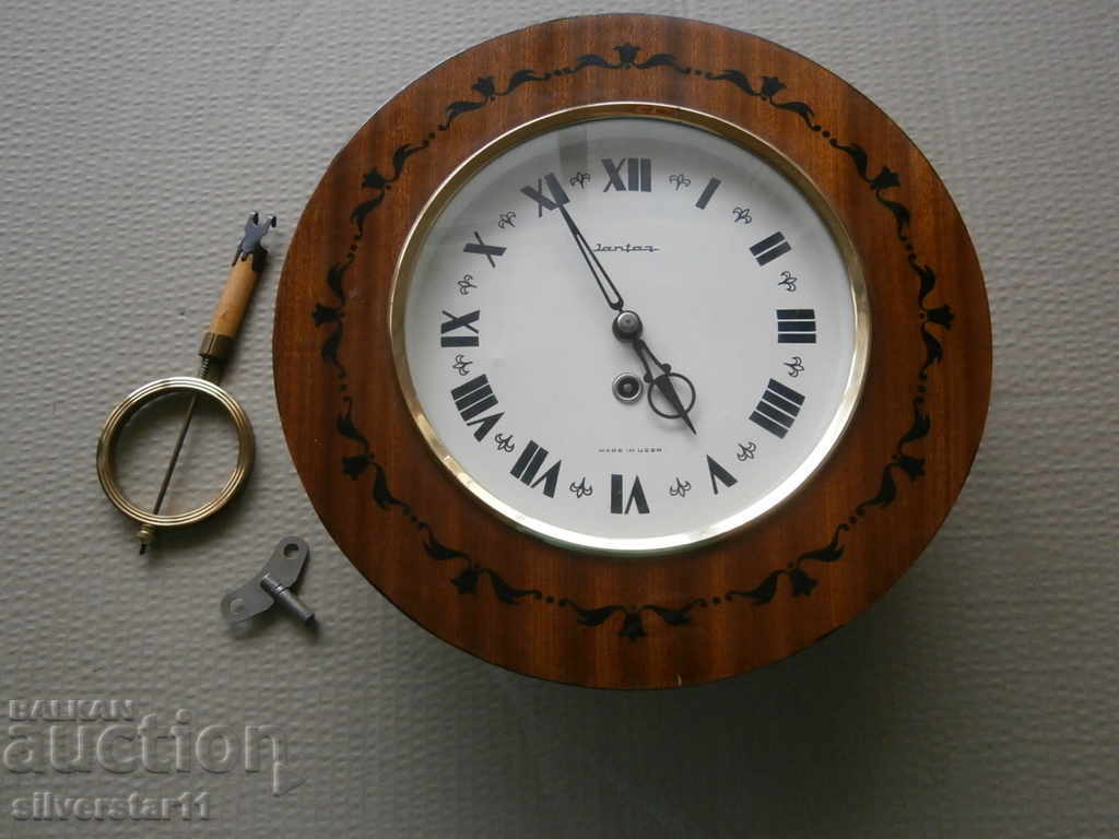 Rare Collect. Modelul ceasului din lemn mecanic din Rusia Jantar
