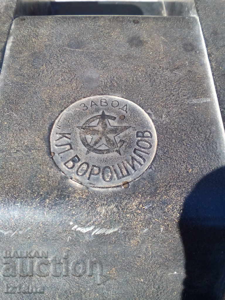 Auction  A box of an old phone