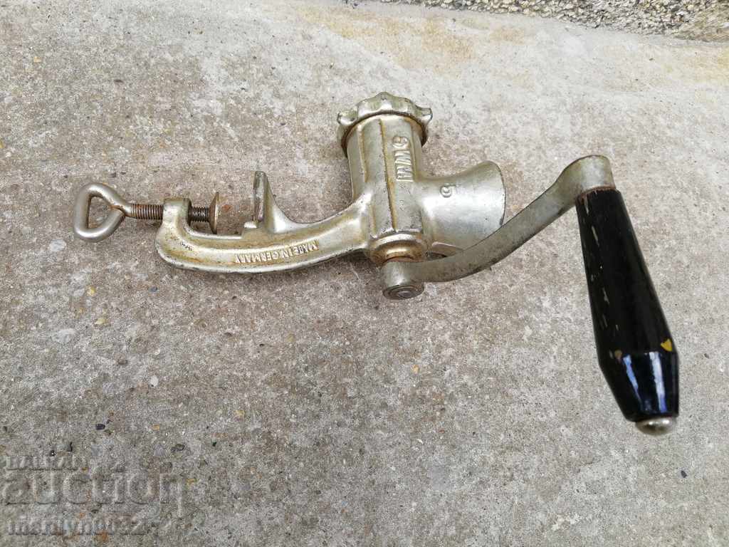 Auction An old meat grinder, a milling machine Auction An old meat grinder, a milling machine