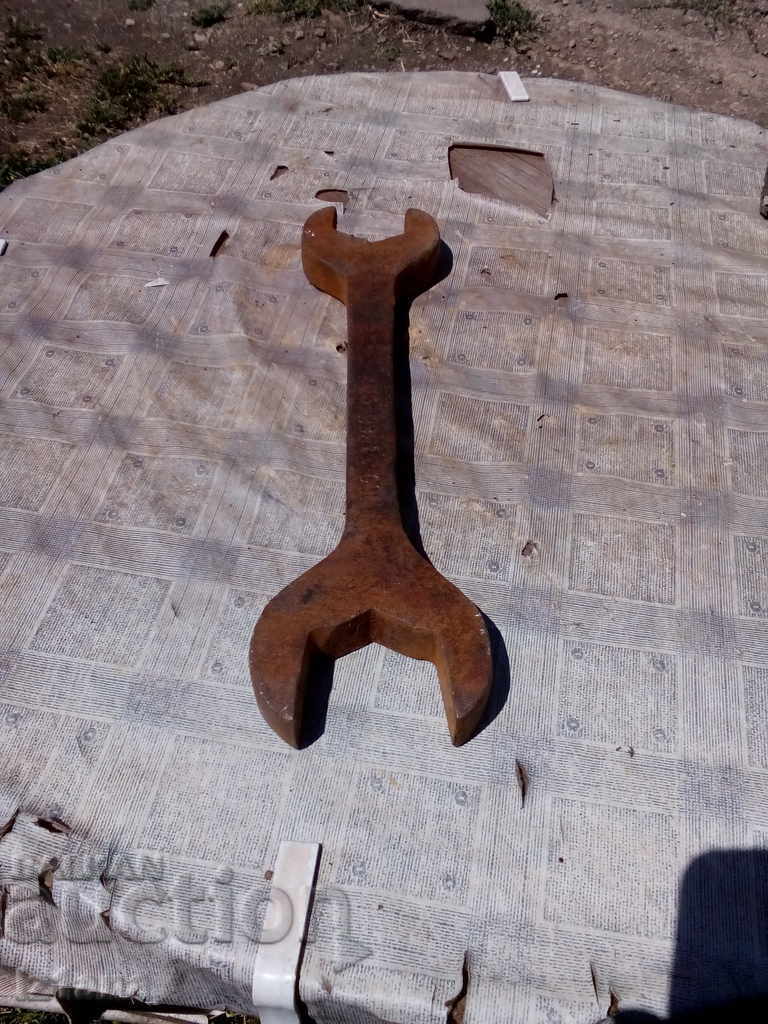 An old wrench with price 10.00 BGN | € 5.11