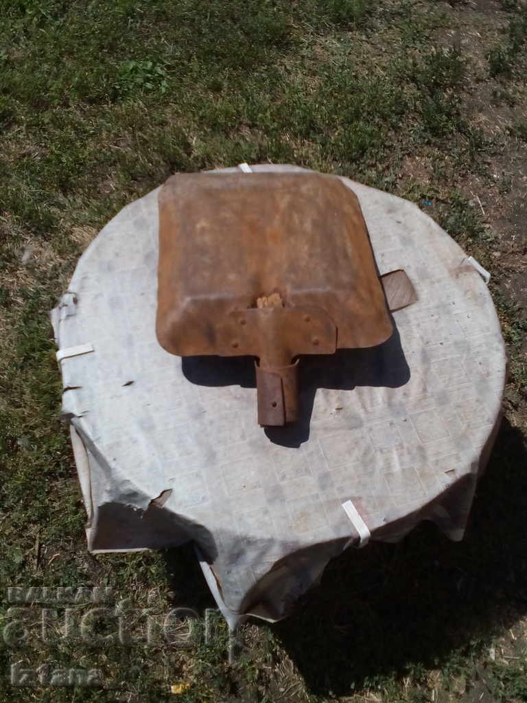 An old shovel - 6