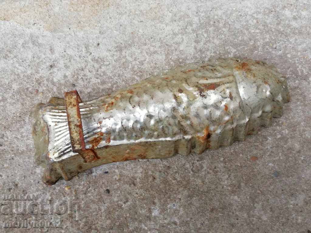 Delivery of Mold for ritual bread in the shape of a fish Delivery of Mold for ritual bread in the shape of a fish