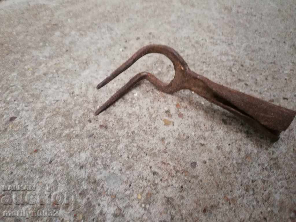 Livrarea Vechi forjat cu două grinzi, furcă, fier forjat Livrarea Vechi forjat cu două grinzi, furcă, fier forjat