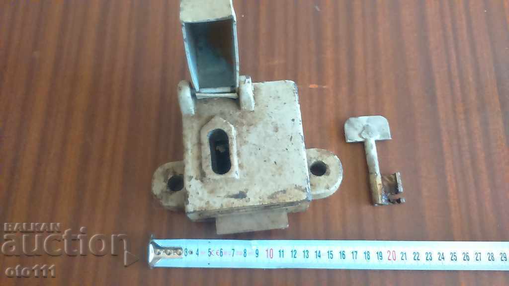 BROASCĂ MASIVĂ VECHE, ZĂVOR cu preț € 20.00 | 39.12 BGN