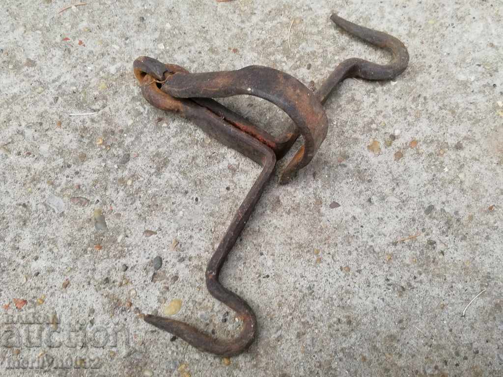 Auction An old forged scraping hook, double twin Auction An old forged scraping hook, double twin