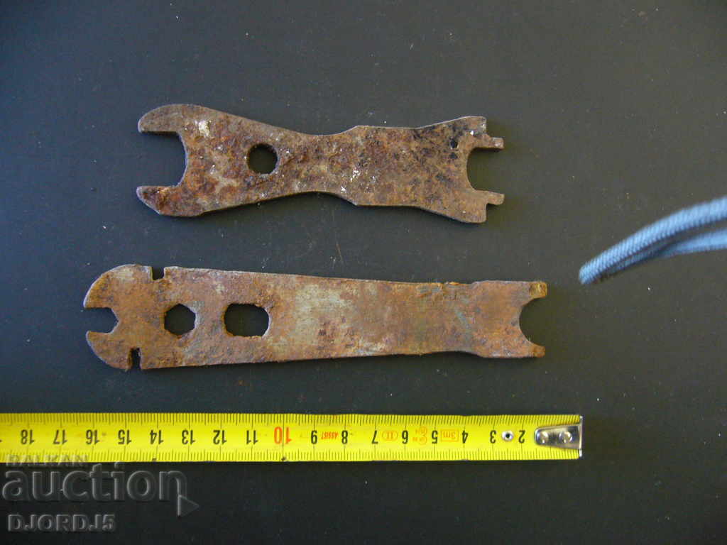 Auction  Old bull keys