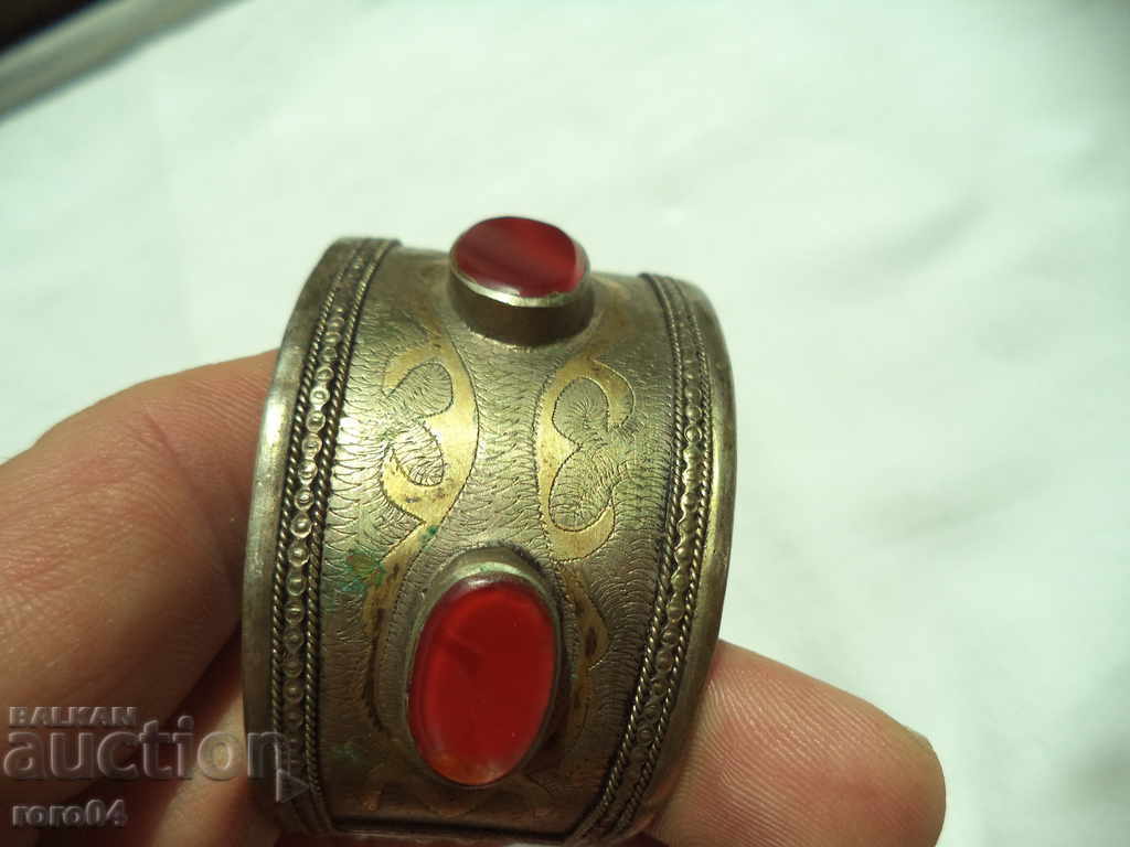 Auction COCOUNTABLE SILVER WITH COVER Auction COCOUNTABLE SILVER WITH COVER