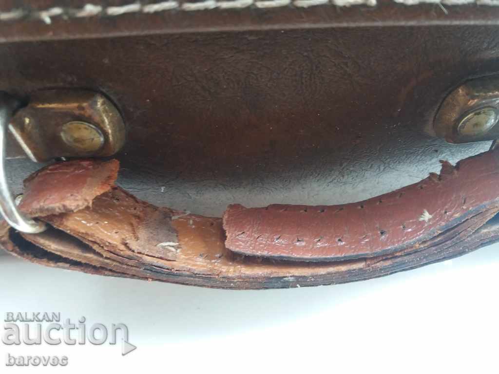 Παράδοση Παλιά ιατρική τσάντα με πολλά πράγματα μέσα