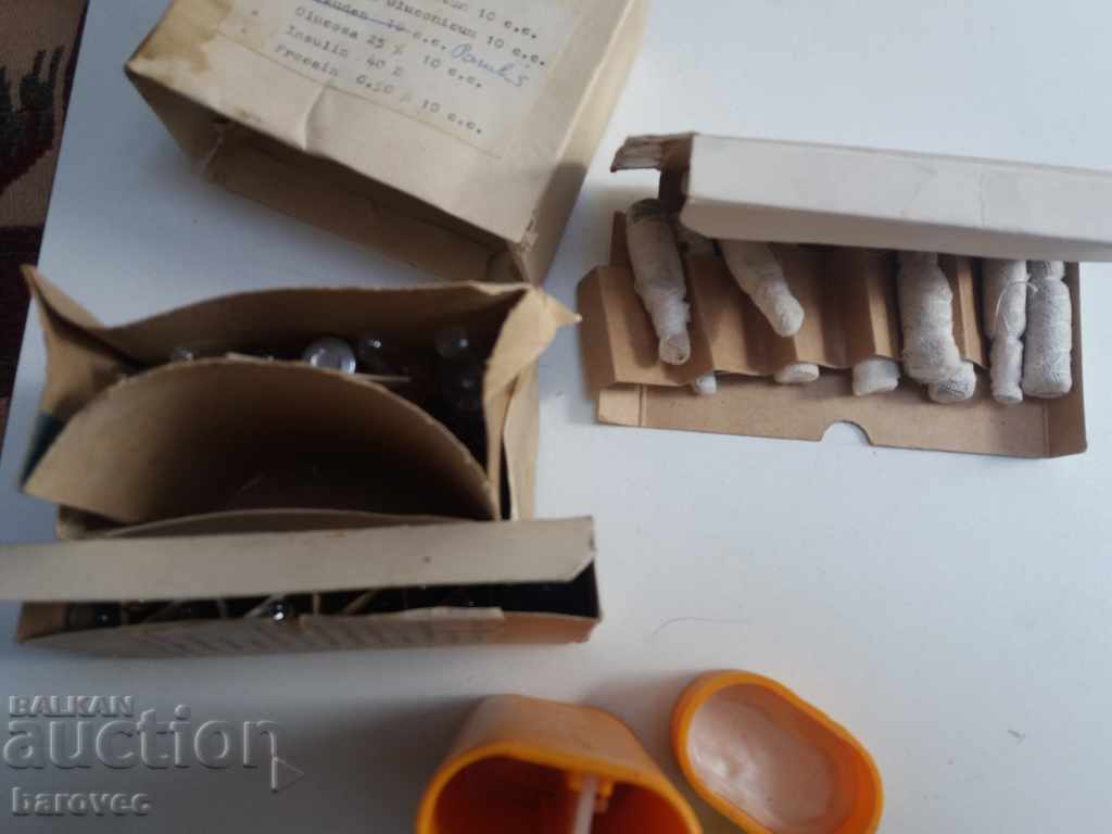 Παλιά ιατρική τσάντα με πολλά πράγματα μέσα - 7