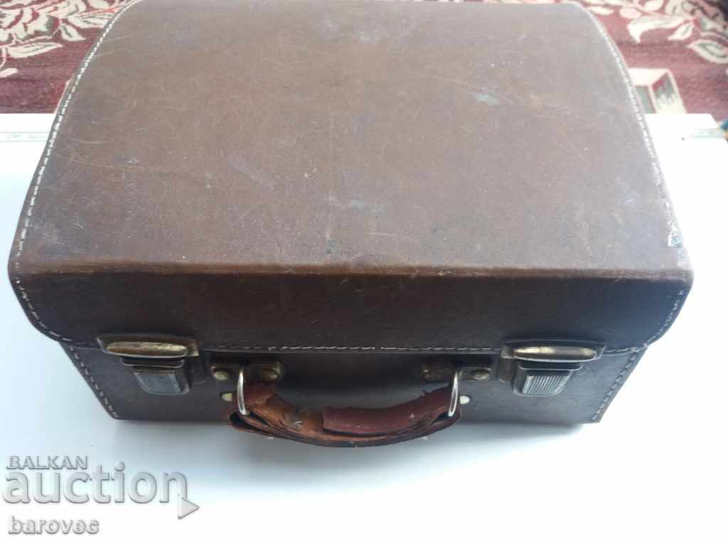 Παλιά ιατρική τσάντα με πολλά πράγματα μέσα