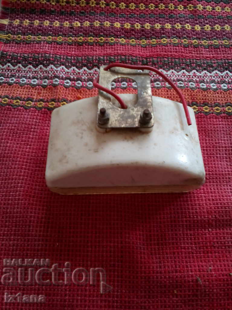 Δημοπρασία Ένα παλιό μπαγιονέτ, ένας προβολέας προς τα πίσω