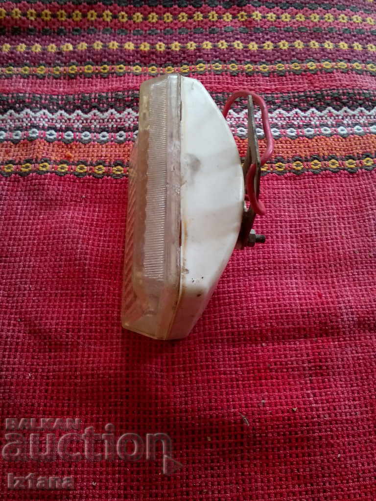 Παράδοση Ένα παλιό μπαγιονέτ, ένας προβολέας προς τα πίσω