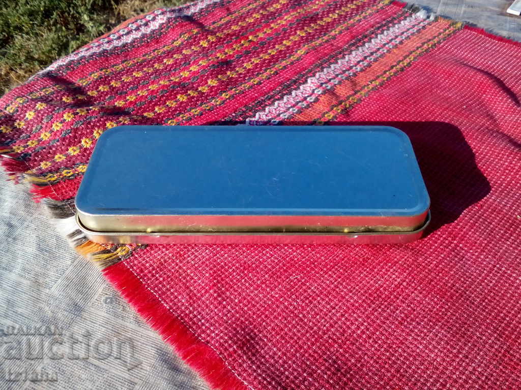 cutie de metal veche cu preț 10.00 BGN | € 5.11 cutie de metal veche cu preț 10.00 BGN | € 5.11