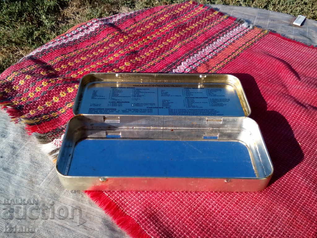 Licitație cutie de metal veche Licitație cutie de metal veche