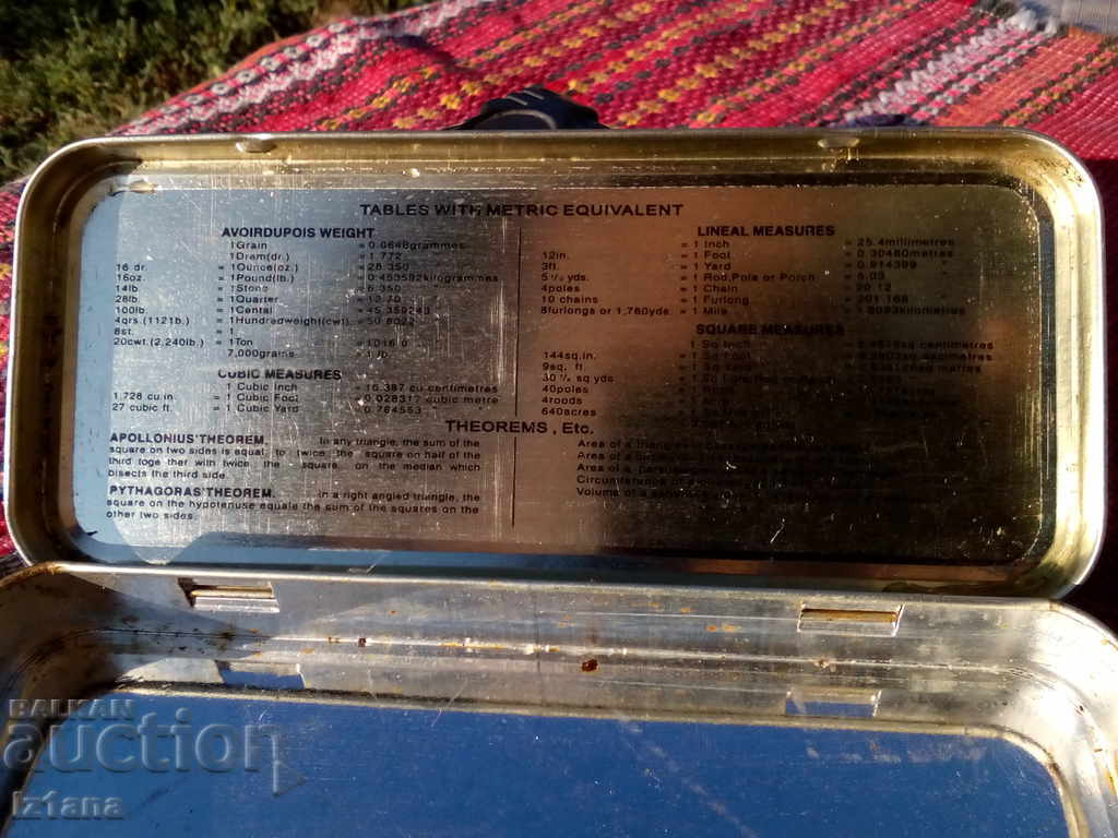 Livrarea cutie de metal veche Livrarea cutie de metal veche