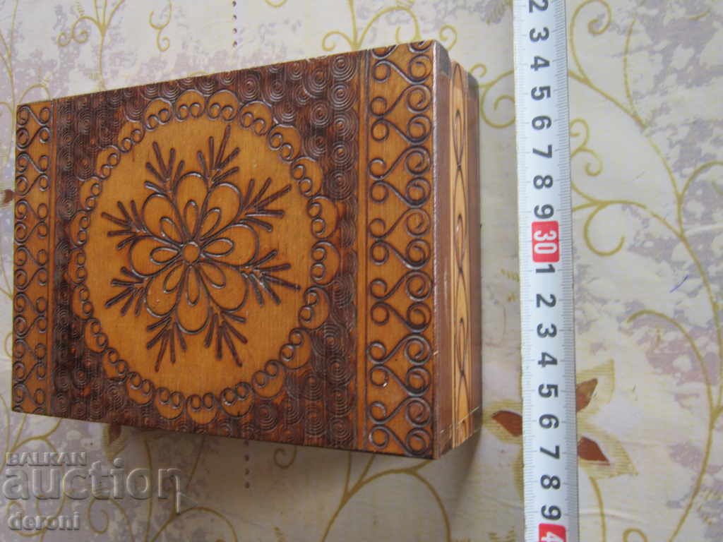 Ένα μεγάλο ξύλινο ξύλινο πυρογραφικό κουτί κοσμημάτων με τιμή 15.00 BGN | € 7.67 Ένα μεγάλο ξύλινο ξύλινο πυρογραφικό κουτί κοσμημάτων με τιμή 15.00 BGN | € 7.67