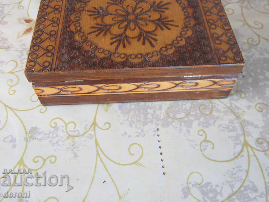 Δημοπρασία Ένα μεγάλο ξύλινο ξύλινο πυρογραφικό κουτί κοσμημάτων Δημοπρασία Ένα μεγάλο ξύλινο ξύλινο πυρογραφικό κουτί κοσμημάτων
