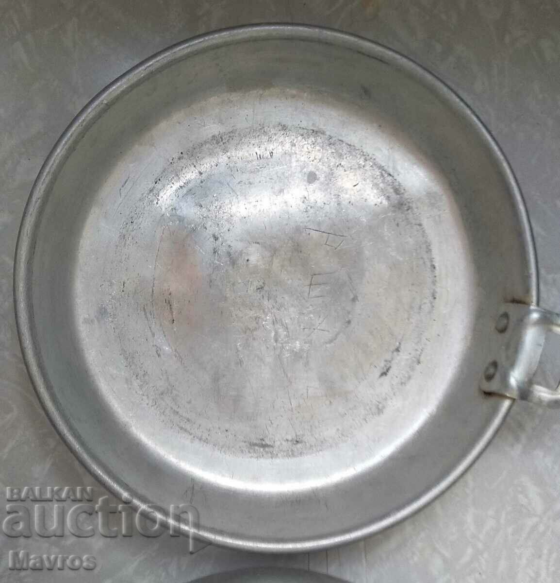 Auction  2-piece soldier pot