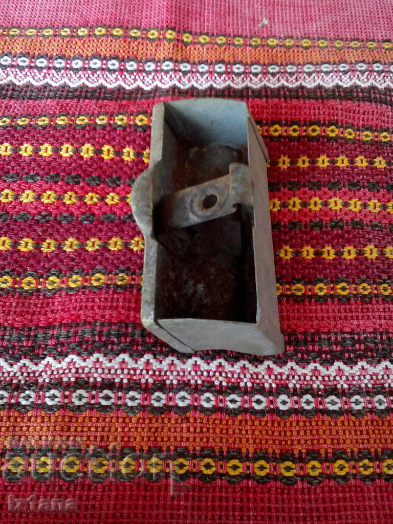 Scrumieră veche pentru o mașină cu preț 6.00 BGN | € 3.07 Scrumieră veche pentru o mașină cu preț 6.00 BGN | € 3.07