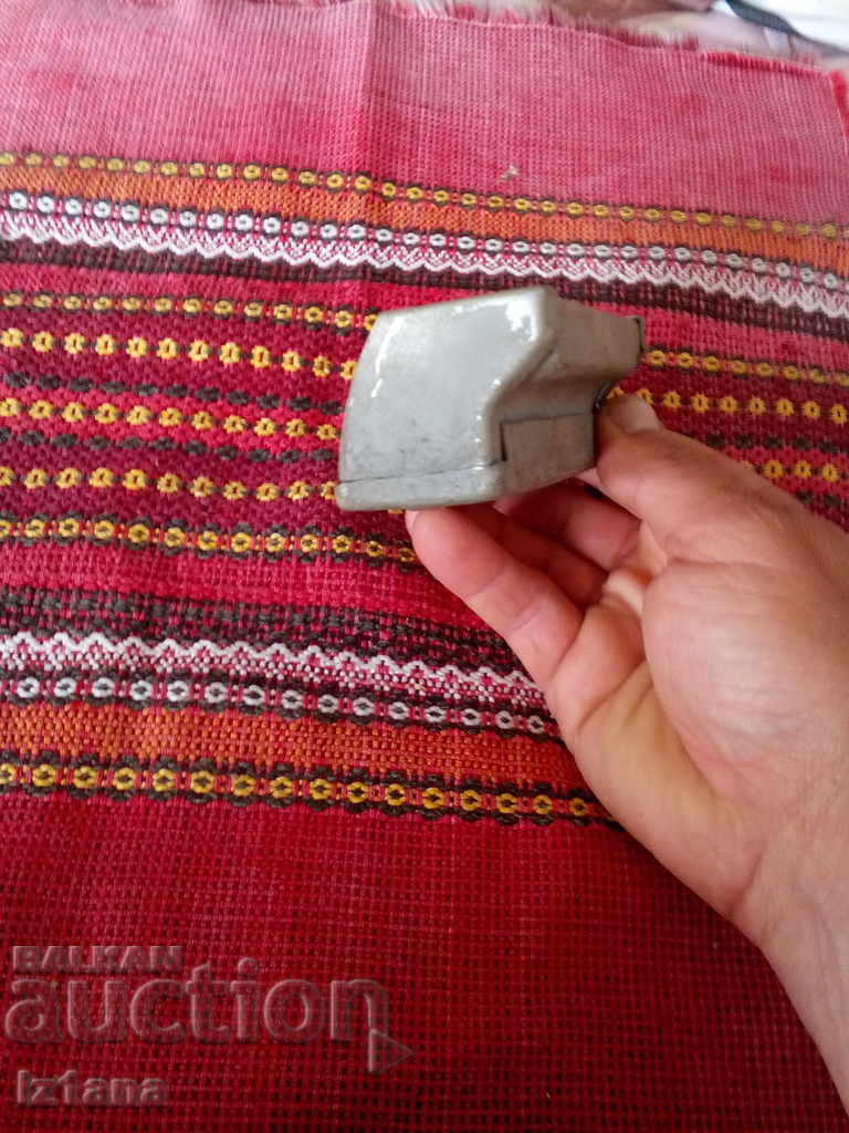 Licitație Scrumieră veche pentru o mașină Licitație Scrumieră veche pentru o mașină