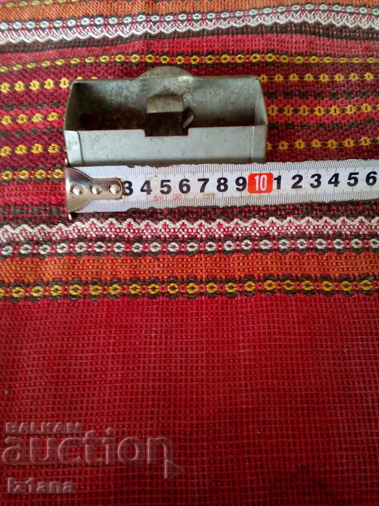 Livrarea Scrumieră veche pentru o mașină Livrarea Scrumieră veche pentru o mașină