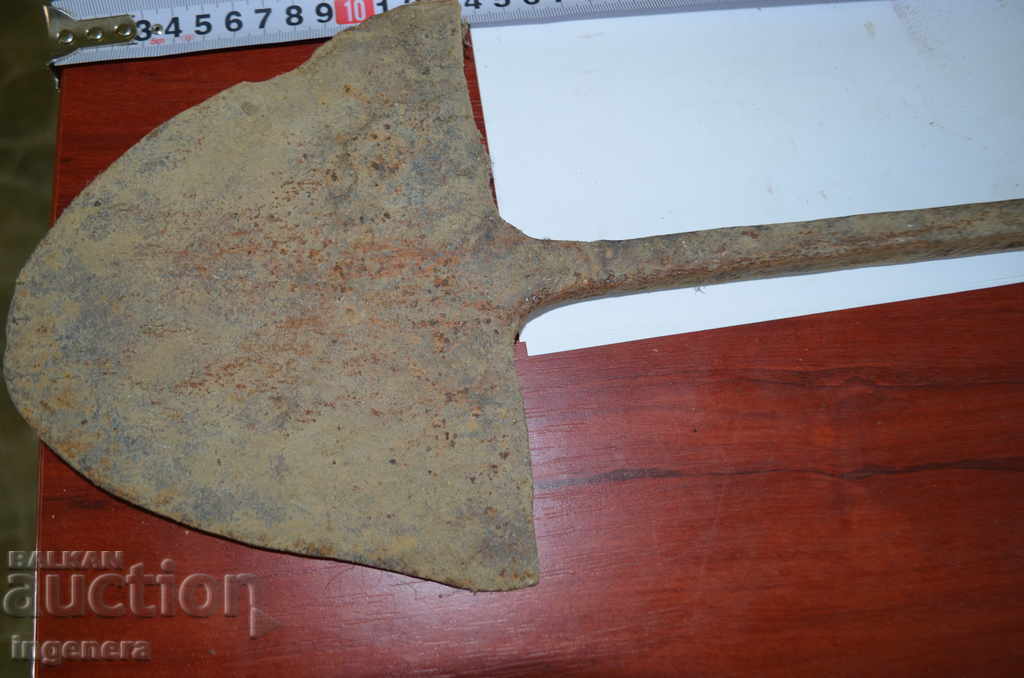 Ένα παλιό μεταλλικό εργαλείο για φύτευση φυτών με τιμή 20.00 BGN | € 10.23