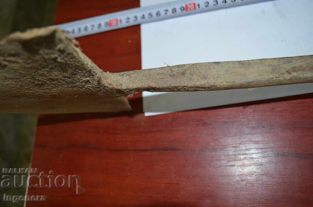 Παράδοση Ένα παλιό μεταλλικό εργαλείο για φύτευση φυτών