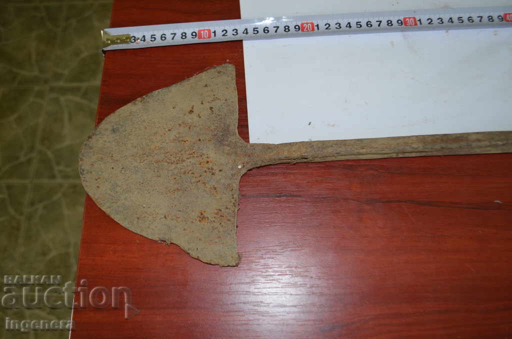 Ένα παλιό μεταλλικό εργαλείο για φύτευση φυτών - 5